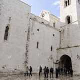 Il campanile, corredato di una monofora e due bifore � costruito su un arcone suggestivo...
